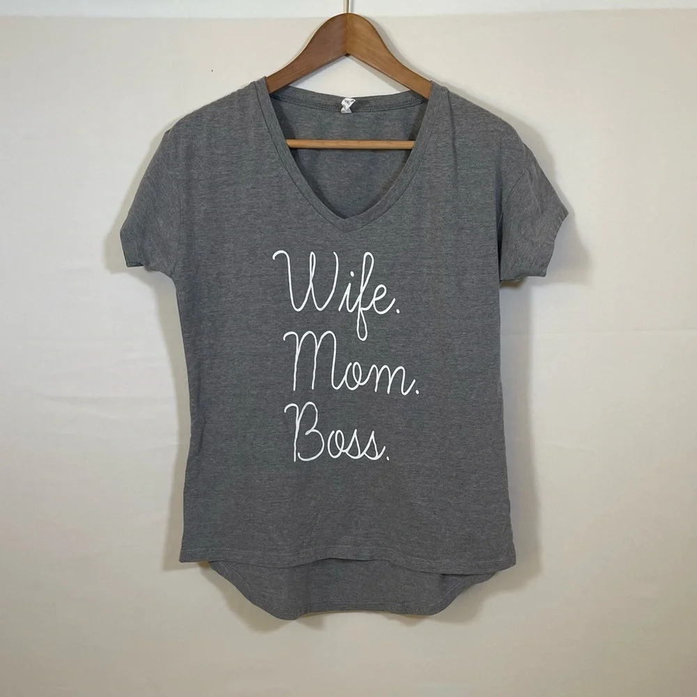 Ladies Graphic Gray V-neck Tee “Wife Mom Boss” Size Medium